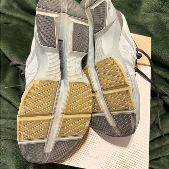 On Cloudpulse Running Shoes Glacier Safari | Women’s 9.5 | Worn Once - Picture 6 of 11